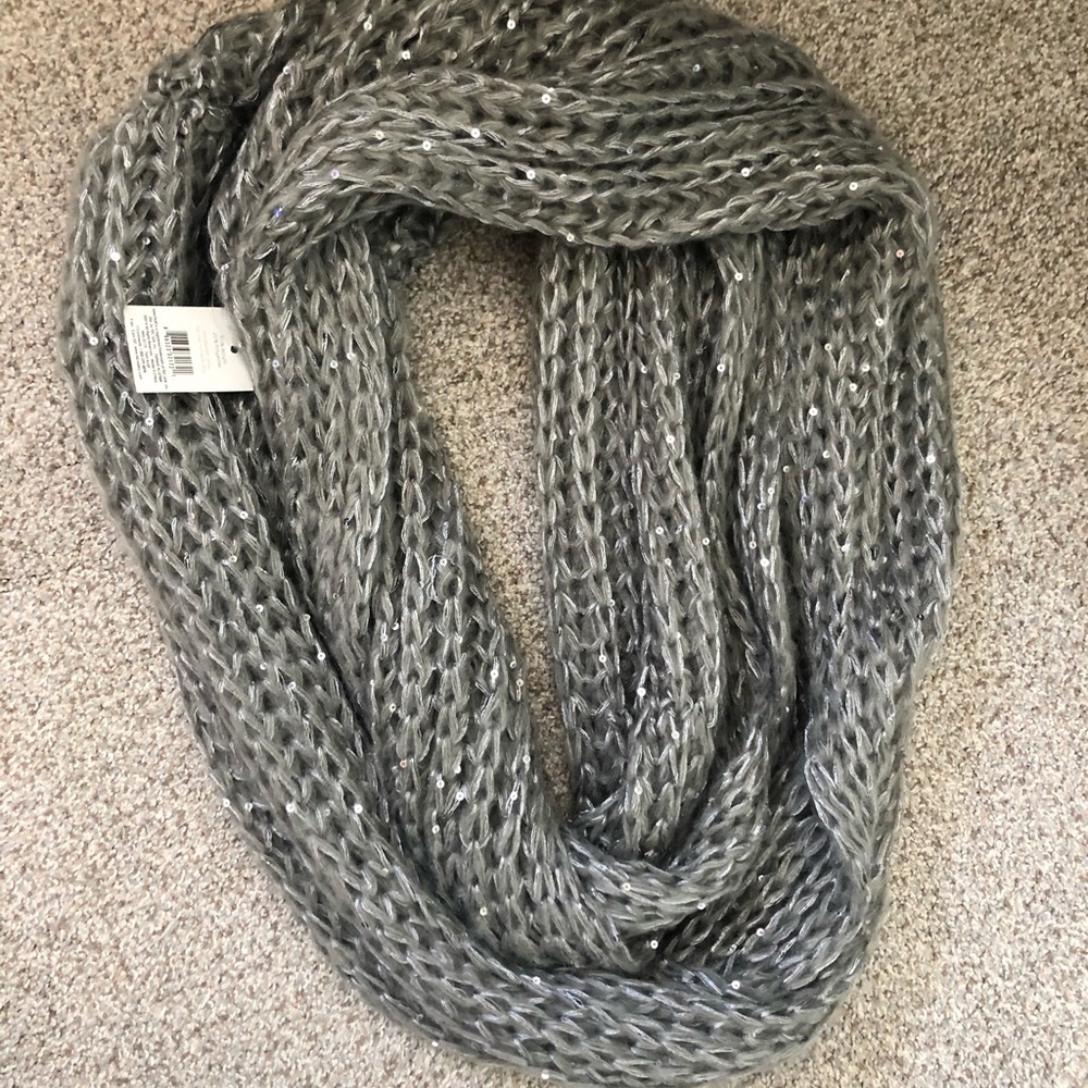 ⭐️3/$20 NWT Gray Infinity Scarf⭐️